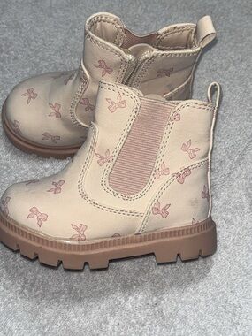 small wonders Cream Chelsea Boots with Pink Bow Print